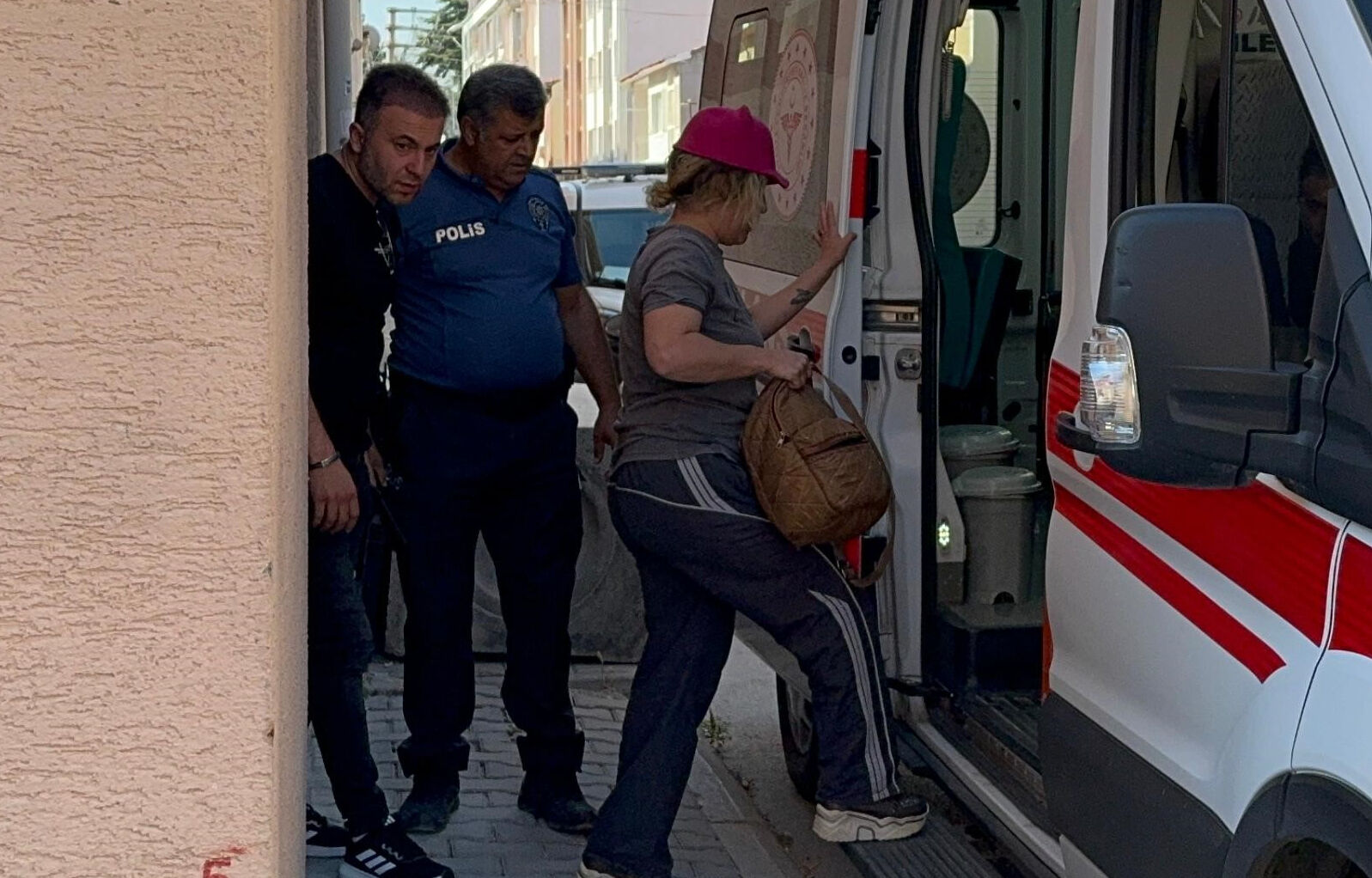 Misafirleriyle tartışan kadın, kaçmaya çalışırken balkondan düştü - 2. Resim