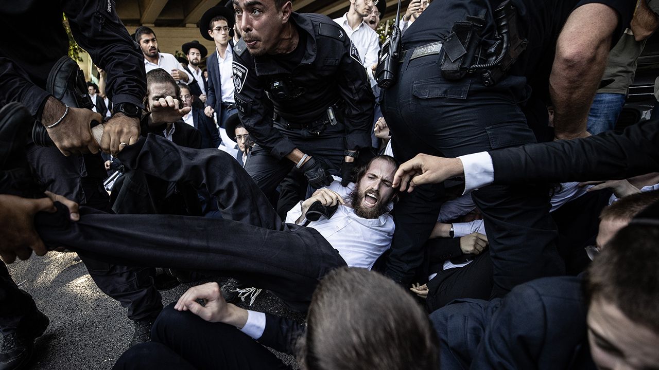 Netanyahu İsrail&#039;de bir kez daha protesto edildi! Polis önce darbetti sonra gözaltına aldı
