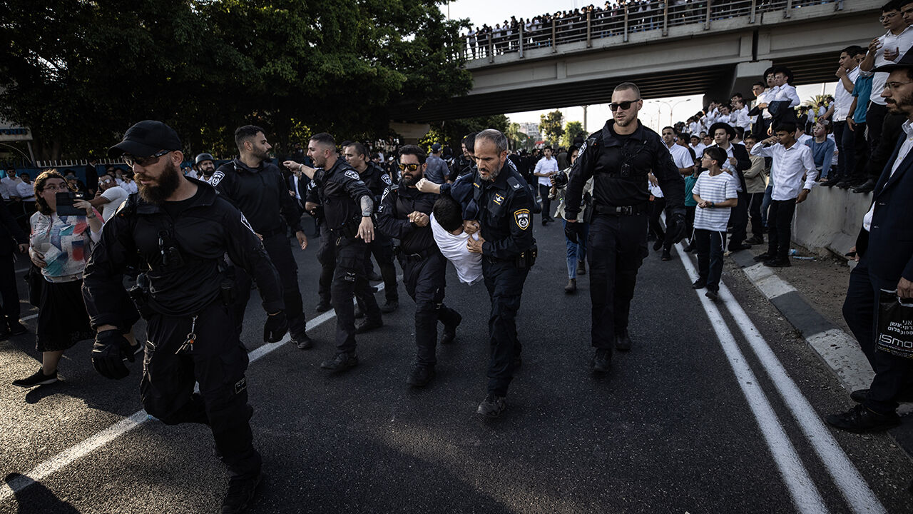 Netanyahu İsrail'de bir kez daha protesto edildi! Polis önce darbetti sonra gözaltına aldı Netanyahu İsrail'de bir kez daha protesto edildi! Polis önce darbetti sonra gözaltına aldı - 1. Resim