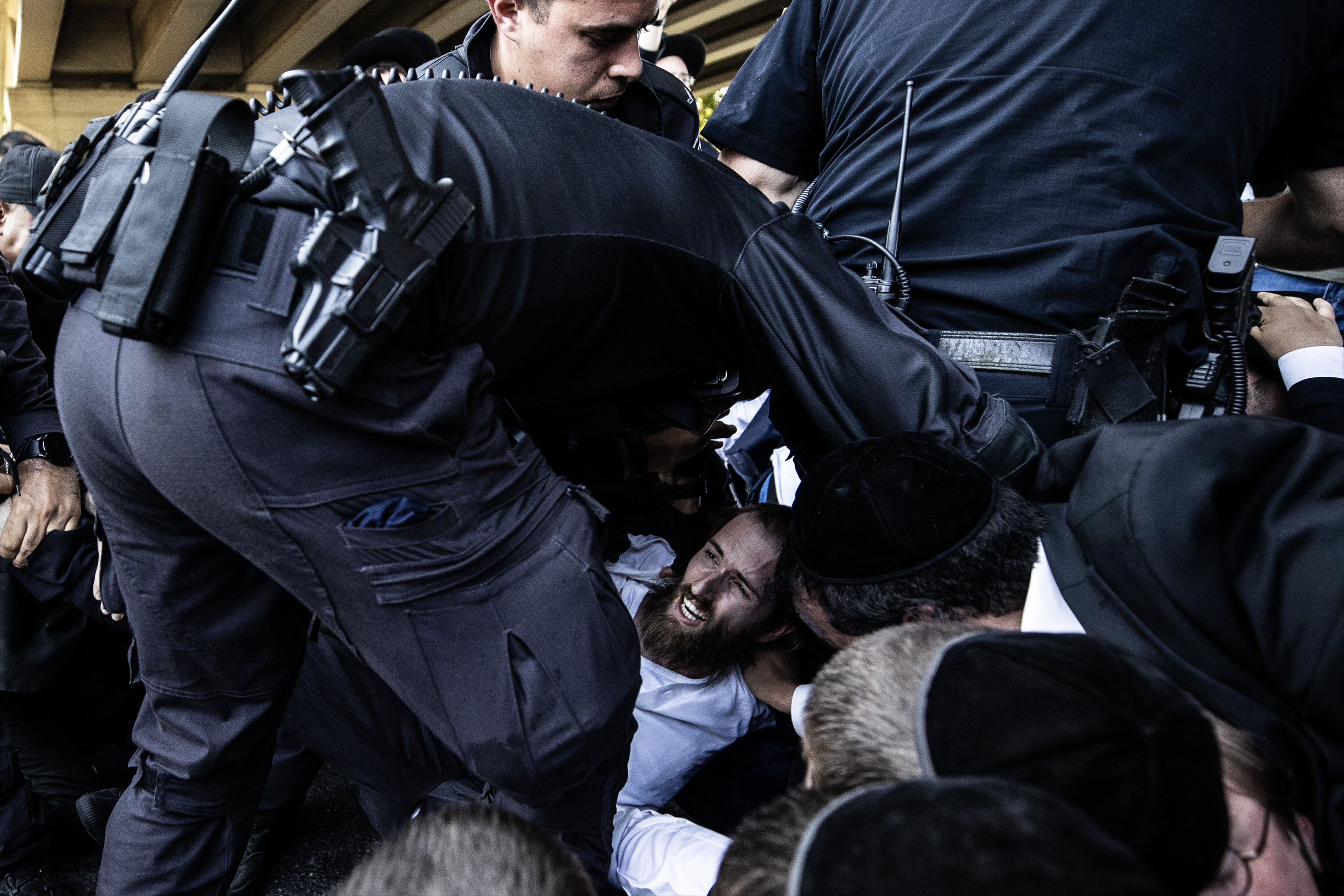 Netanyahu İsrail'de bir kez daha protesto edildi! Polis önce darbetti sonra gözaltına aldı Netanyahu İsrail'de bir kez daha protesto edildi! Polis önce darbetti sonra gözaltına aldı - 5. Resim