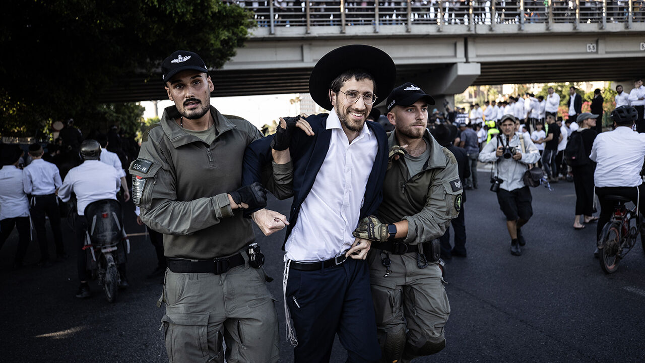 Netanyahu İsrail'de bir kez daha protesto edildi! Polis önce darbetti sonra gözaltına aldı Netanyahu İsrail'de bir kez daha protesto edildi! Polis önce darbetti sonra gözaltına aldı - 3. Resim