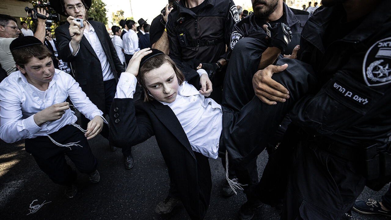 Netanyahu İsrail'de bir kez daha protesto edildi! Polis önce darbetti sonra gözaltına aldı Netanyahu İsrail'de bir kez daha protesto edildi! Polis önce darbetti sonra gözaltına aldı - 4. Resim