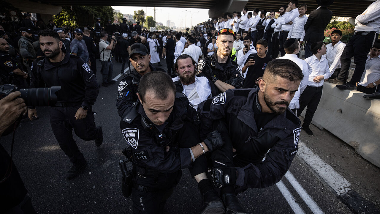 Netanyahu İsrail'de bir kez daha protesto edildi! Polis önce darbetti sonra gözaltına aldı Netanyahu İsrail'de bir kez daha protesto edildi! Polis önce darbetti sonra gözaltına aldı - 2. Resim