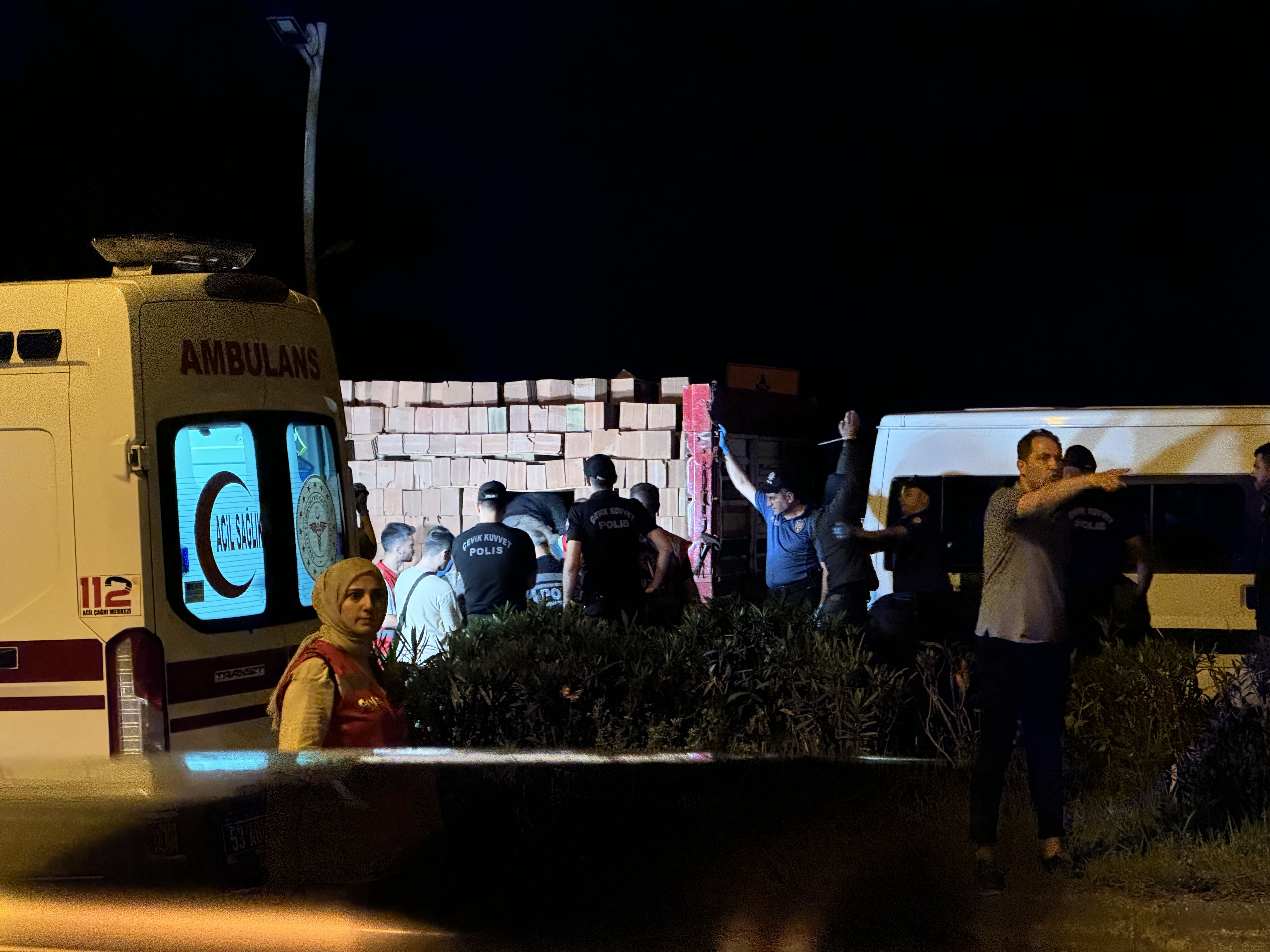 Rize'de kaçakçıların tır dorsesine yaptıkları ağızları açıkta bıraktı! Düzensiz göçmenler çıktıkça çıktı Rize'de kaçakçıların tır dorsesine yaptıkları ağızları açıkta bıraktı! Düzensiz göçmenler çıktıkça çıktı - 1. Resim