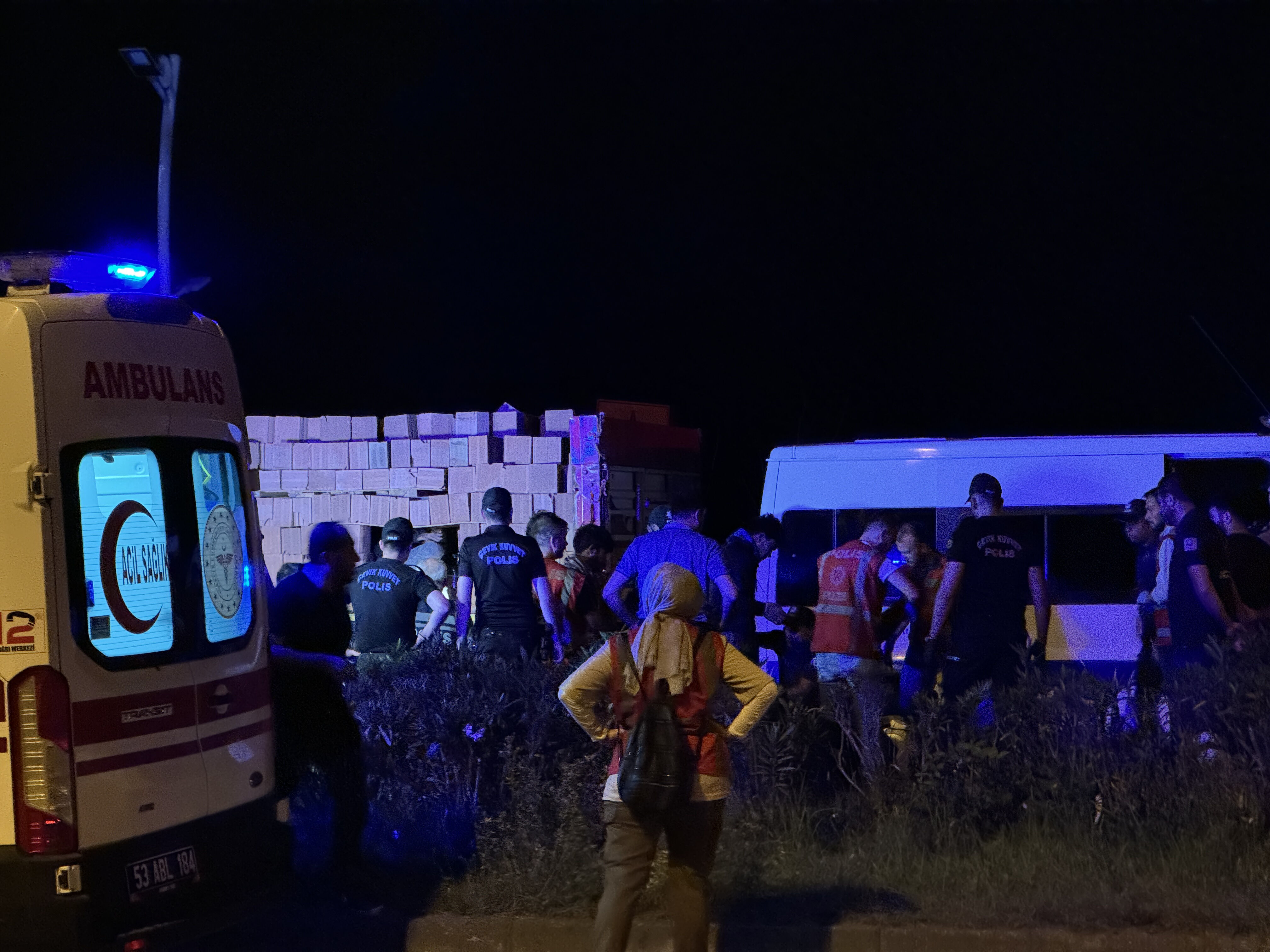 Rize'de kaçakçıların tır dorsesine yaptıkları ağızları açıkta bıraktı! Düzensiz göçmenler çıktıkça çıktı Rize'de kaçakçıların tır dorsesine yaptıkları ağızları açıkta bıraktı! Düzensiz göçmenler çıktıkça çıktı - 2. Resim