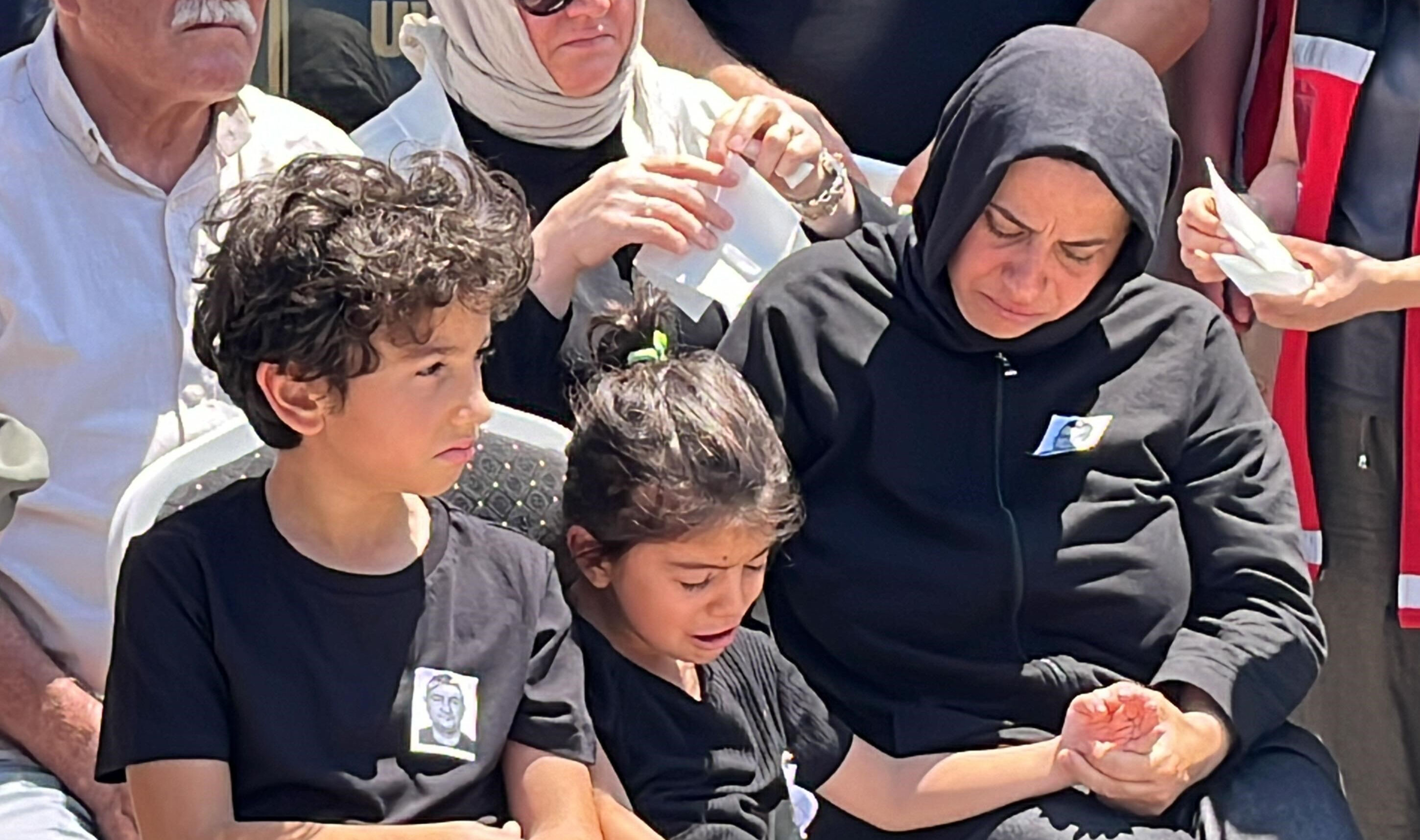 Sokak ortasında öldürülen müdür yardımcısına, evlatlarından son bakış - 2. Resim