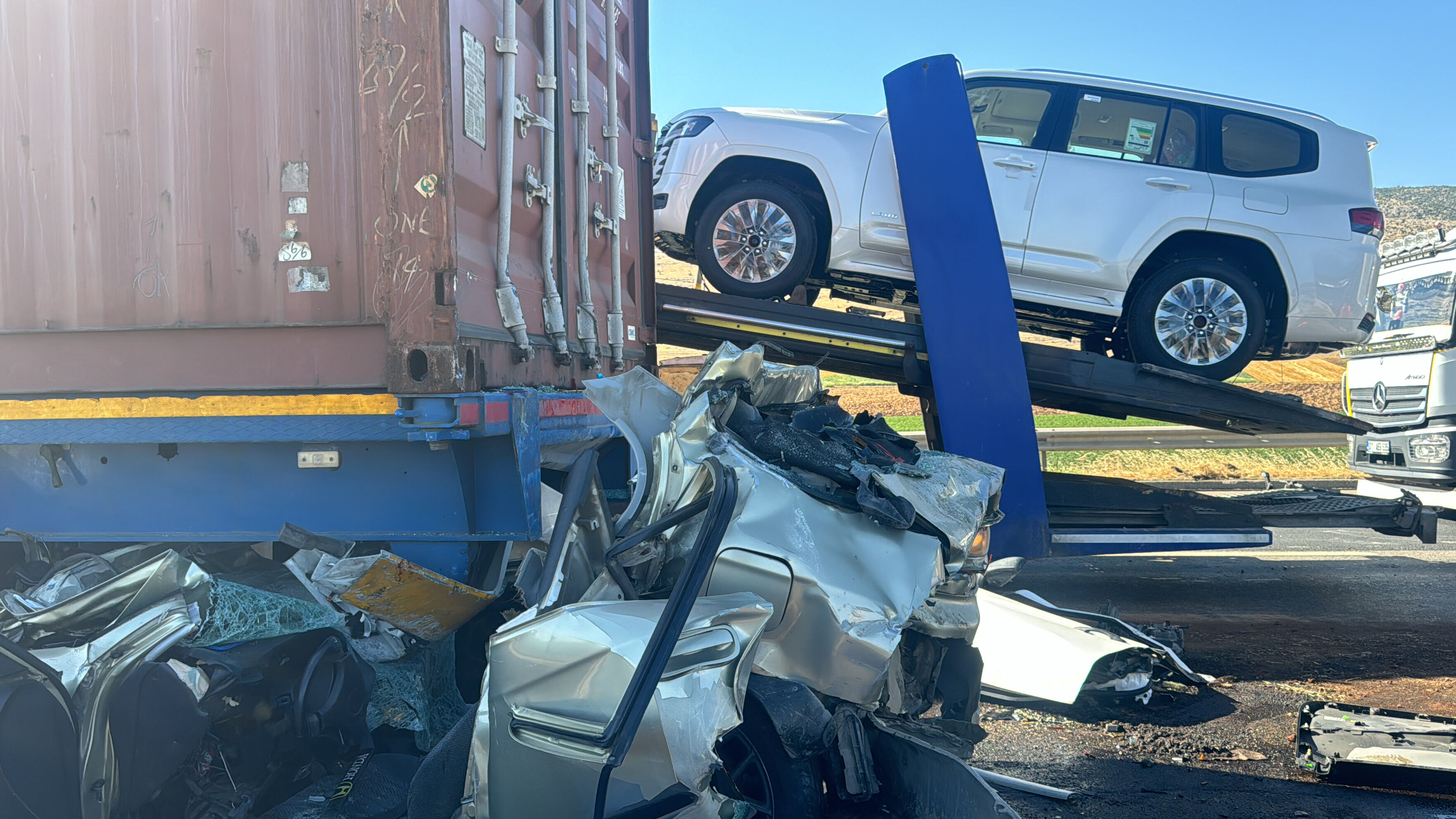 TAG Otoyolu'nda feci kaza! İki tır arasındaki faciada 3 kişi öldü TAG Otoyolu'nda feci kaza! İki tır arasındaki faciada 3 kişi öldü - 1. Resim