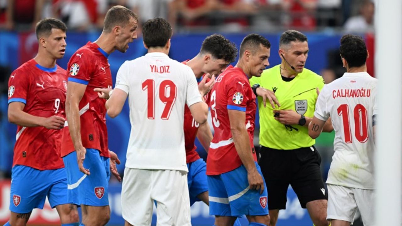 Türkiye-Çekya maçı Avrupa Şampiyonası tarihine geçti! En erken kırmızı kart
