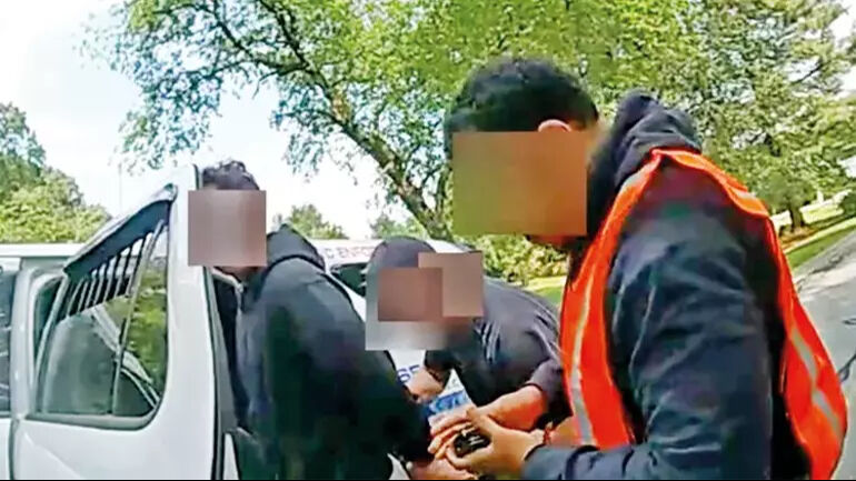 106 günlük firarı sona eren Timur Cihantimur: Anne sende de kelepçe var mı? 106 günlük firarı sona eren Timur Cihantimur: Anne sende de kelepçe var mı? - 2. Resim