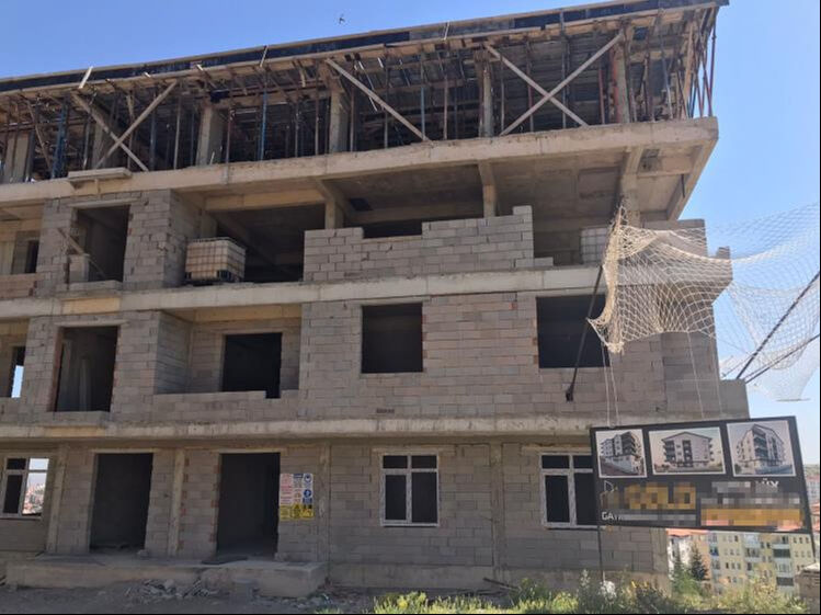 90 milyon liralık konut dolandırıcılığı! Onlarca kişiye daire sattı, sonunda yakayı ele verdi - 1. Resim