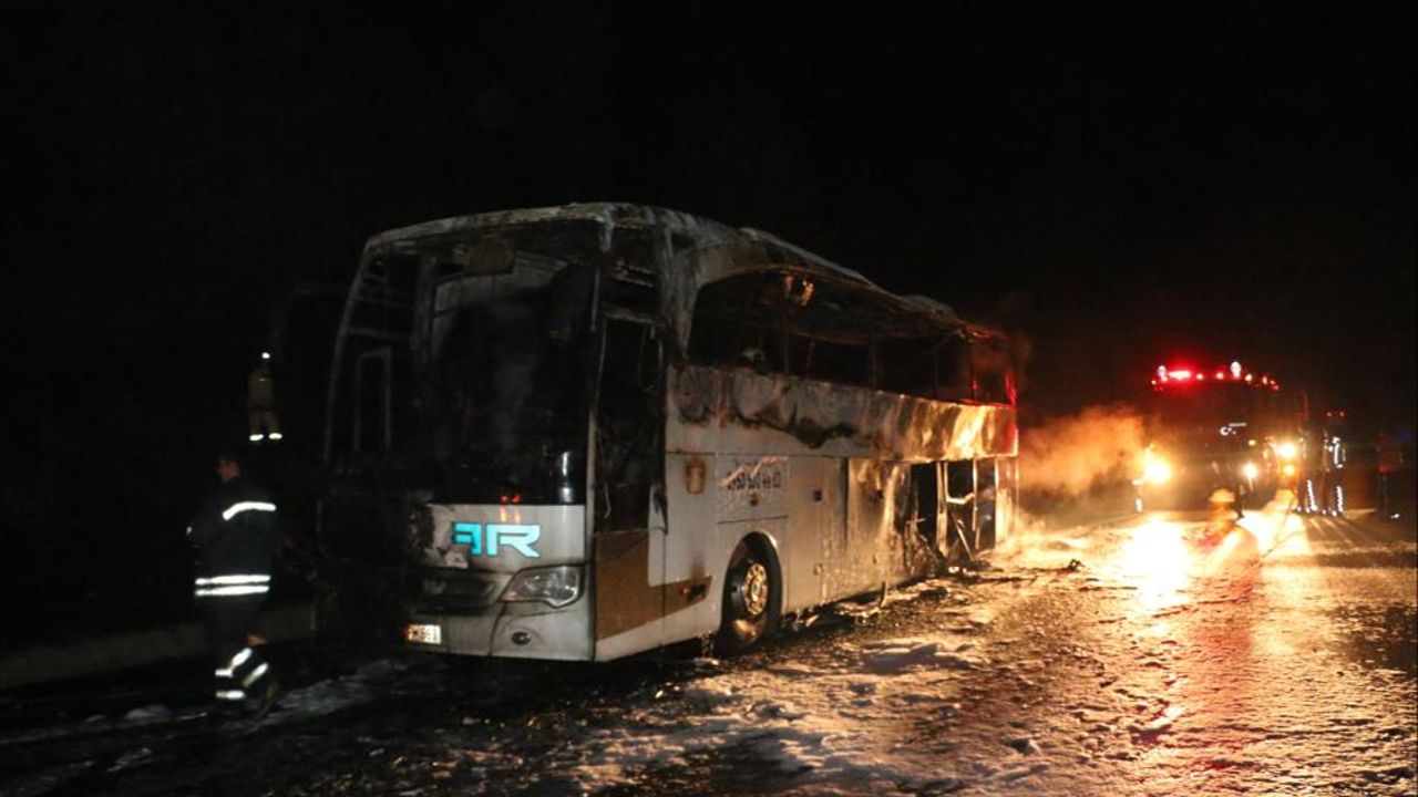 Adana&#039;da alev alan yolcu otobüsü hurdaya döndü