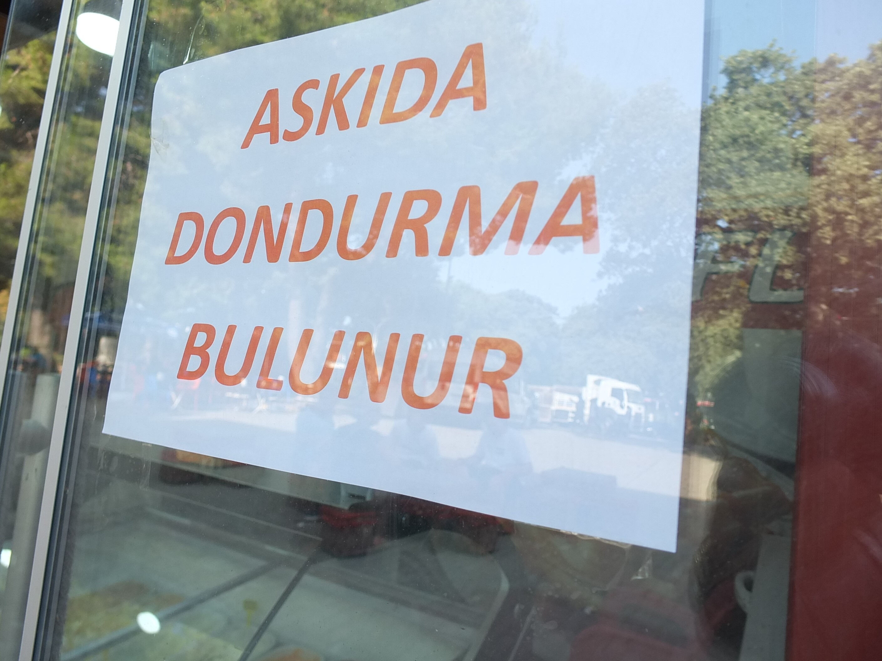 Askıda ekmek, askıda yemek derken bunu da gördük! Askıda dondurma uygulaması başladı - 3. Resim