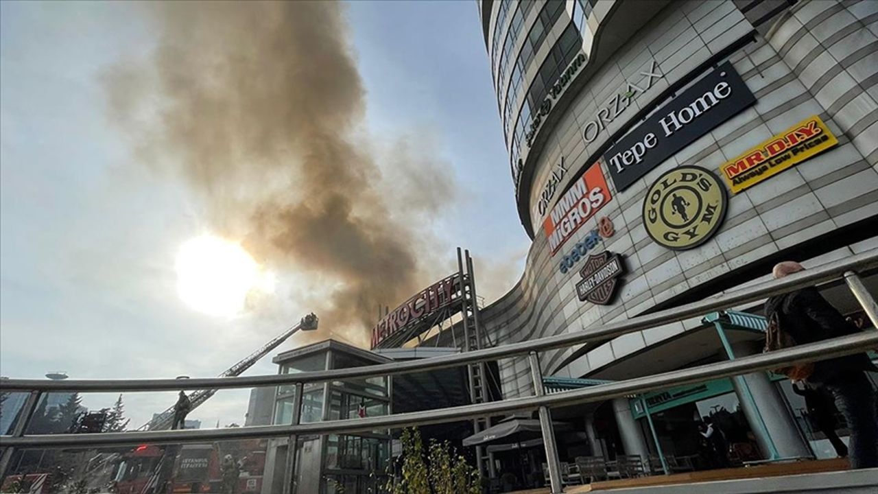 Başakşehir'de Mall of İstanbul AVM'de yangın çıktı - Gündem