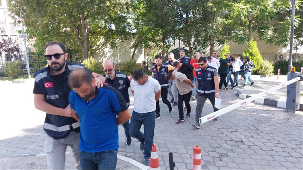 'Change' operasyonunda 30 kişi yakalandı! Enkaz altından araç bile çıkarmışlar... 'Change' operasyonunda 30 kişi yakalandı! Enkaz altından araç bile çıkarmışlar... - 1. Resim