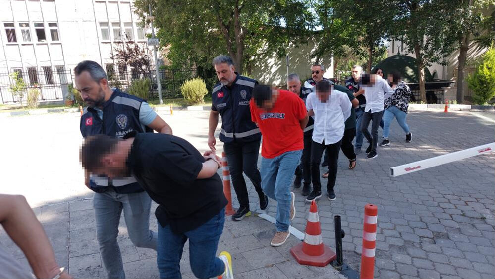 'Change' operasyonunda 30 kişi yakalandı! Enkaz altından araç bile çıkarmışlar... 'Change' operasyonunda 30 kişi yakalandı! Enkaz altından araç bile çıkarmışlar... - 2. Resim