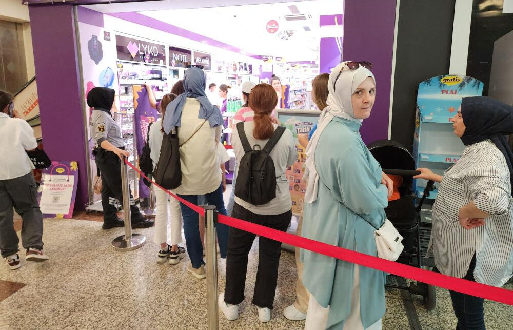 Haberi alan oraya koştu! Yüzde 80 indirim, izdihama neden oldu  - 1. Resim