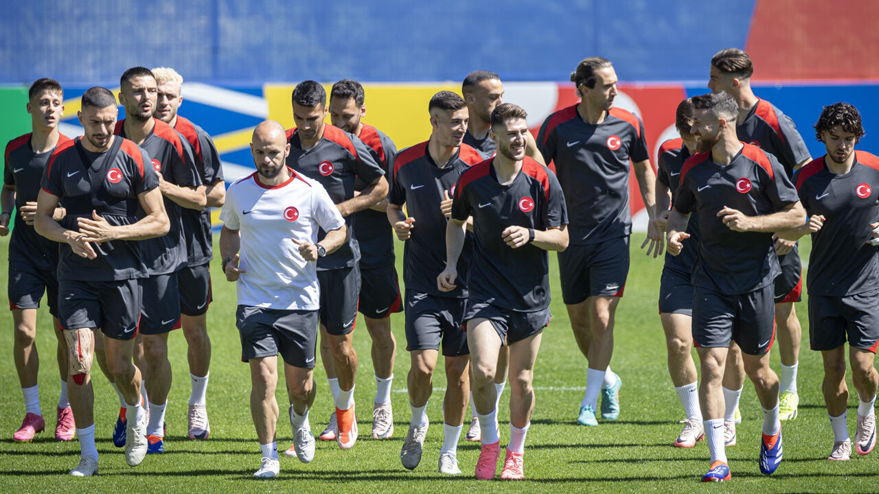 Hakan Çalhanoğlu, Mert Günok ve Samet Akaydın Türkiye'nin Avusturya maçı hazırlıklarında yer almadı - 1. Resim