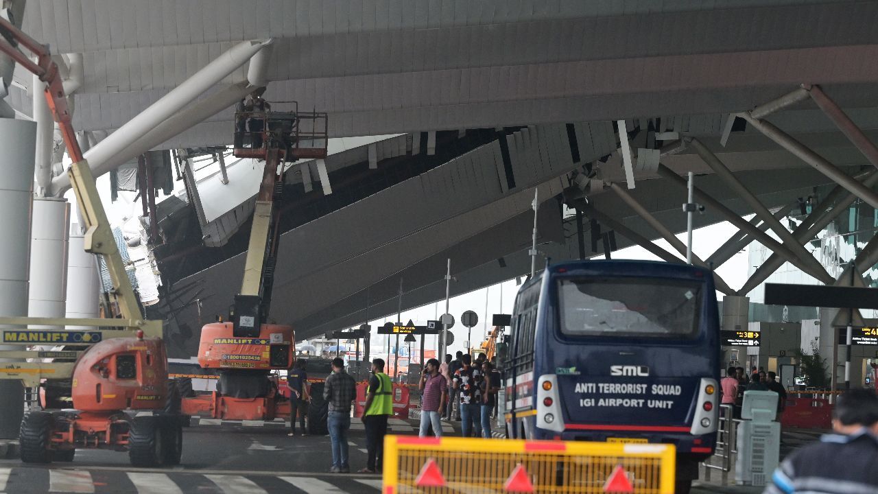 Hindistan'da havalimanının çatısı çöktü! 1 ölü, çok sayıda yaralı var - Dünya