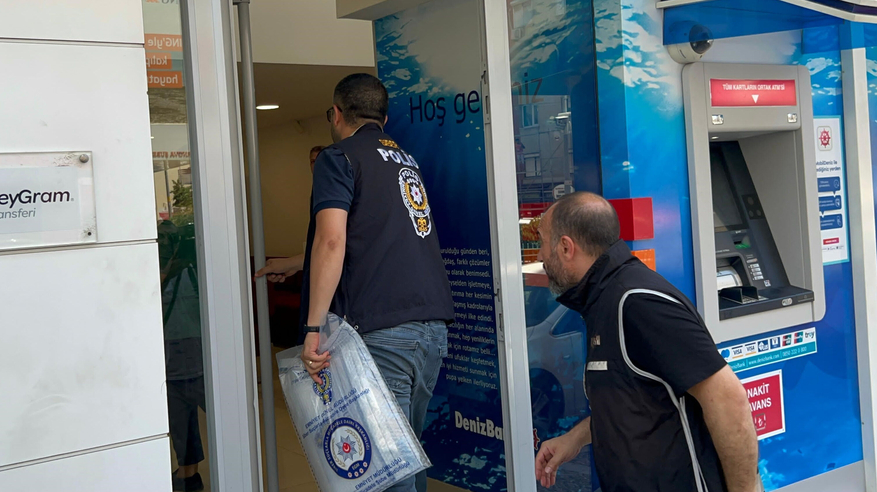 İzmir'de banka müdürü 300 milyonluk vurgun yapmıştı! Şubede arama yapılıyor - 2. Resim