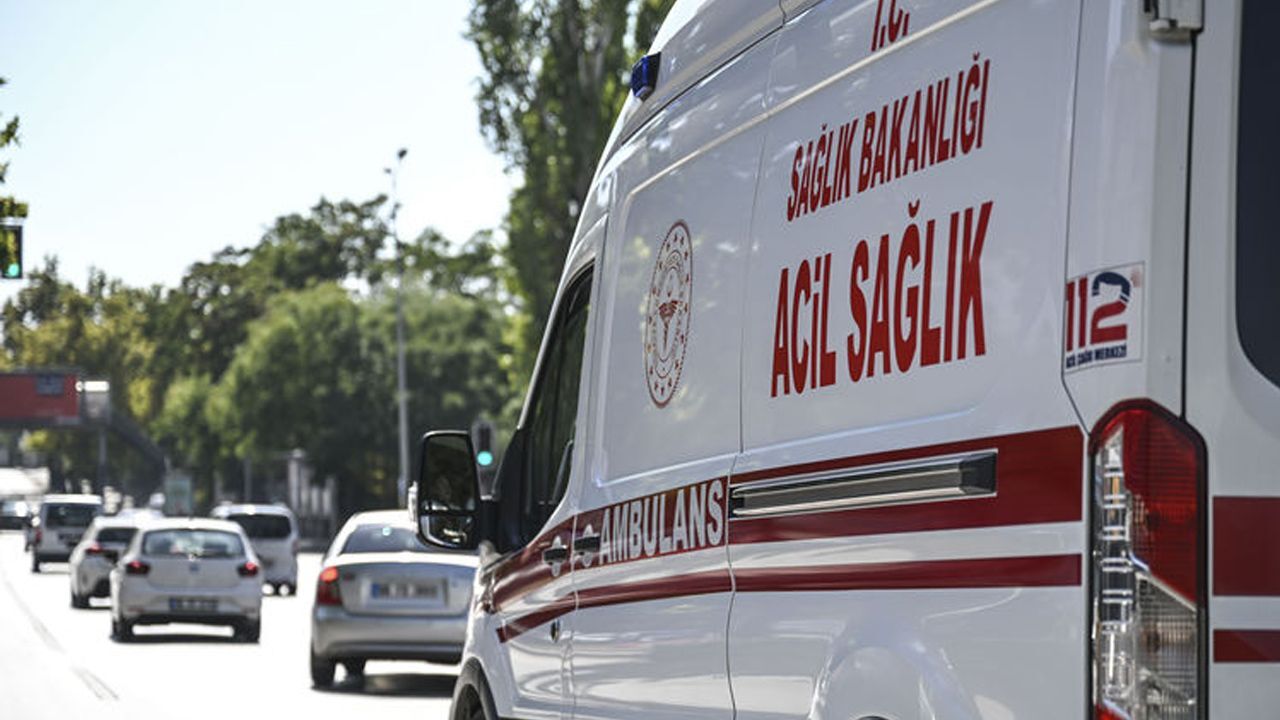 Konya&#039;da işçi servisi otomobille çarpıştı, yaralılar var