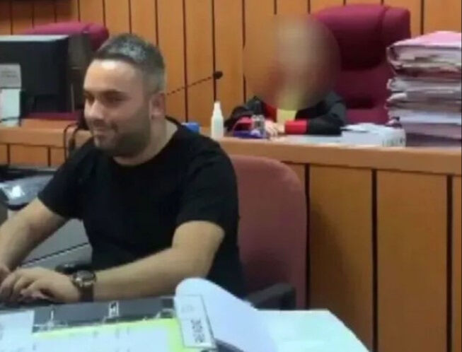 Milyonlarca liralık dolandırıcılık yapan zabıt katibi tahliye olamayınca hakime küstah sözler söyledi Milyonlarca liralık dolandırıcılık yapan zabıt katibi tahliye olamayınca hakime küstah sözler söyledi - 1. Resim