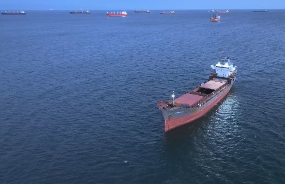 Rusya'dan Tunus'a gitmekteyken Yeşilköy'de karaya oturan kuru yük gemisi için kurtarma çalışması başlatıldı Rusya'dan Tunus'a gitmekteyken Yeşilköy'de karaya oturan kuru yük gemisi için kurtarma çalışması başlatıldı - 2. Resim