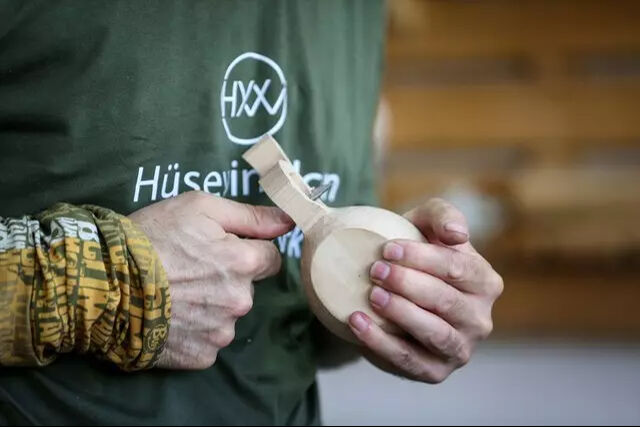 23 yıllık mesleğini bırakıp ahşap oymacılığına geçti siparişlere yetişemiyor - 1. Resim