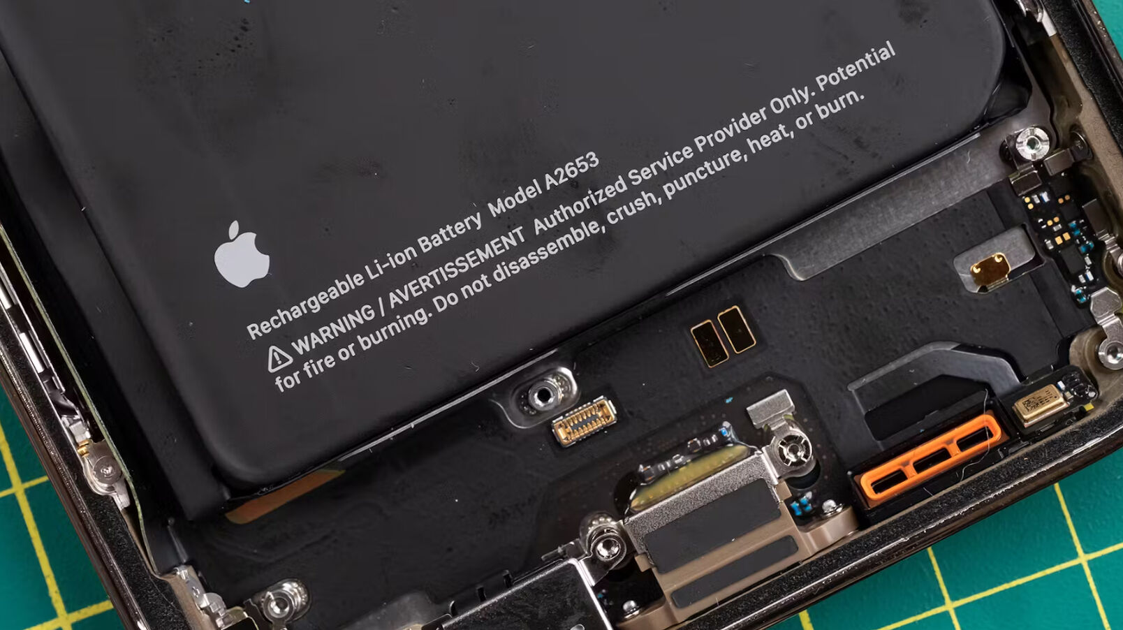 Apple, iPhone'da batarya değişimini kolaylaştıracak yeni bir teknoloji üzerinde çalışıyor! Apple, iPhone'da batarya değişimini kolaylaştıracak yeni bir teknoloji üzerinde çalışıyor! - 2. Resim