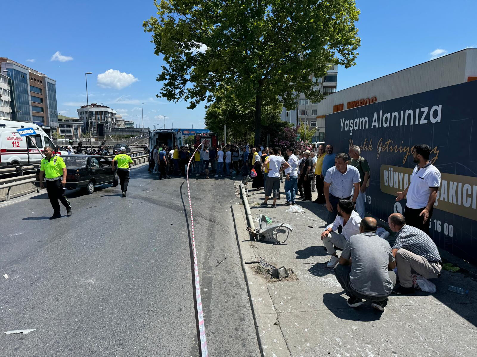 Avcılar'da feci olay: Trafik kazasında devrilen elektrik direği beş yayayı ezdi - 1. Resim