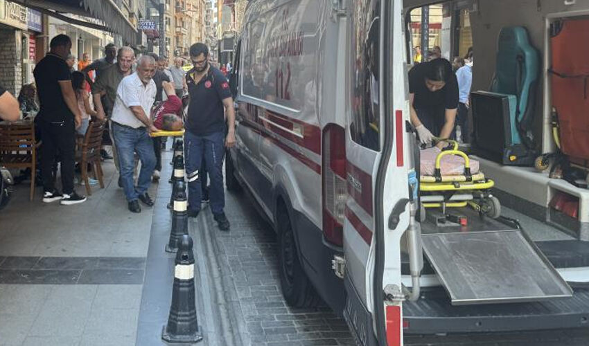 Belediye personeline sokakta temizlik yaparken otomobil çarptı - 1. Resim