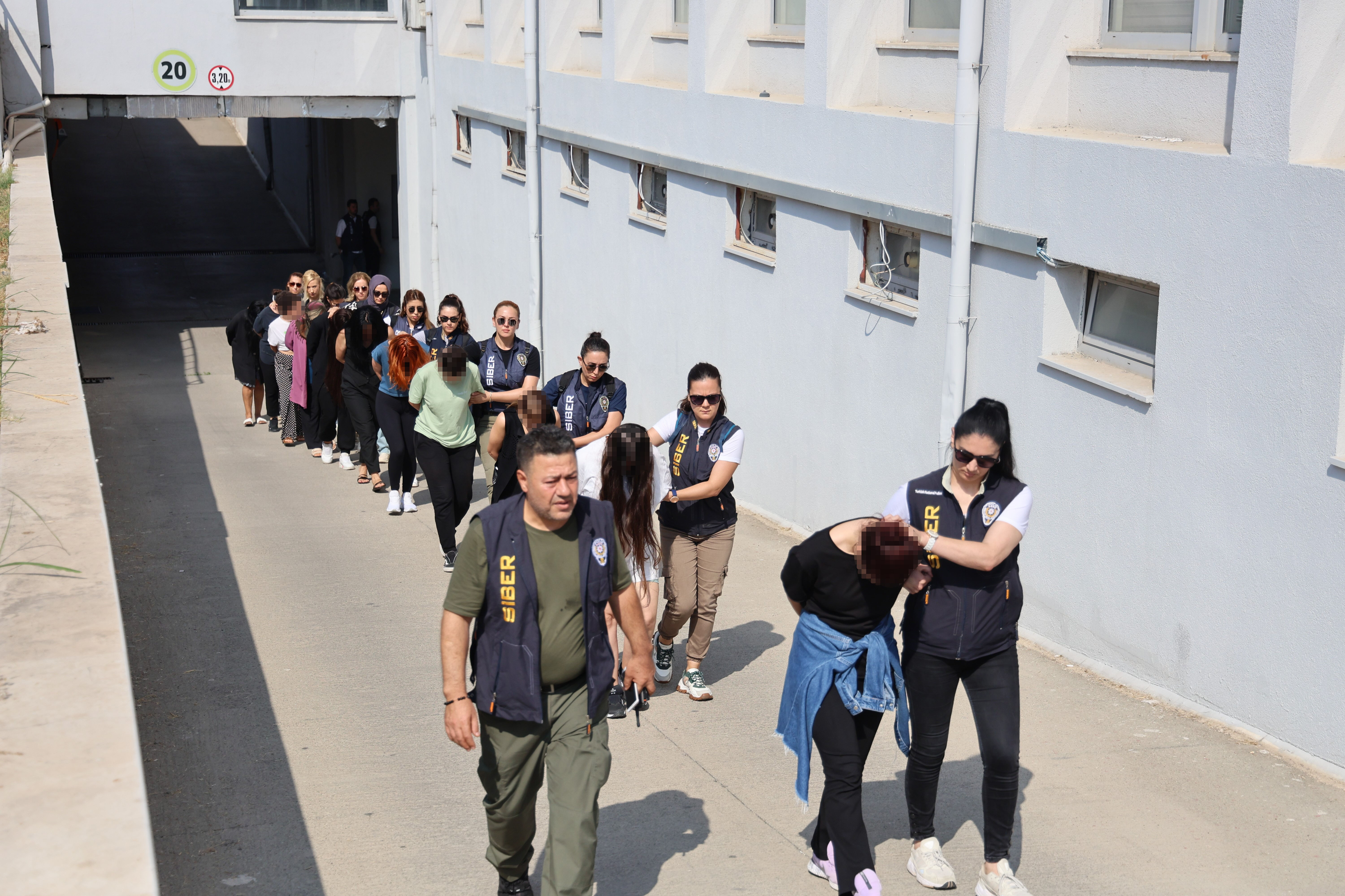 Cumhuriyet tarihinin en büyük yasa dışı bahis operasyonu! 450 milyon dolarlık vurgun, 83 kişi tutuklandı - 2. Resim