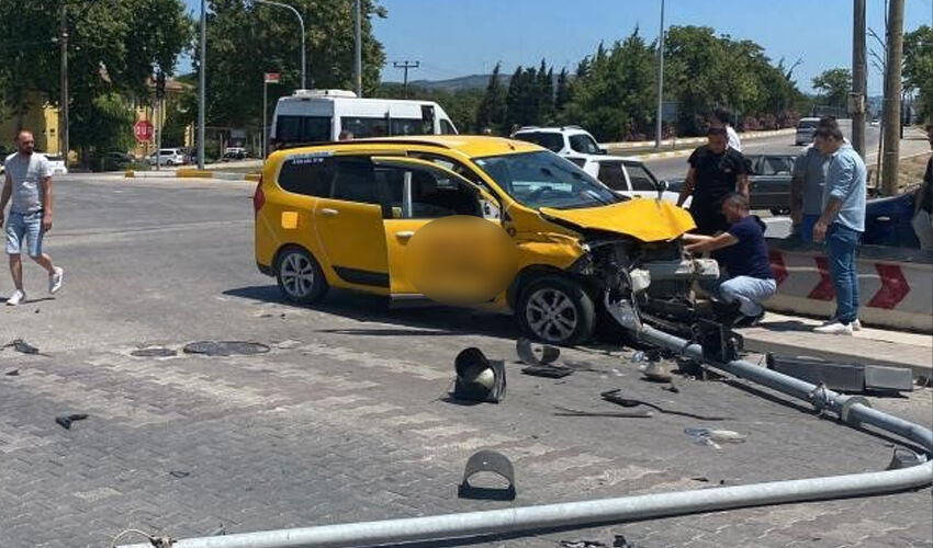 Direksiyon başında rahatsızlandı, minibüs ve yayalara çarptı - 3. Resim