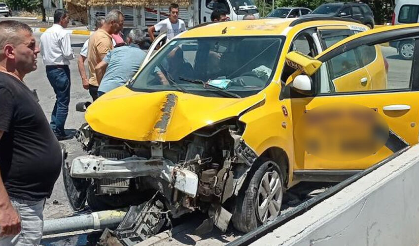 Direksiyon başında rahatsızlandı, minibüs ve yayalara çarptı - 1. Resim