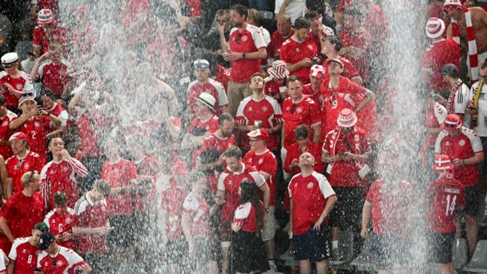 EURO 2024'te Almanya - Danimarka maçı yağmur sebebiyle durdu EURO 2024'te Almanya - Danimarka maçı yağmur sebebiyle durdu - 1. Resim