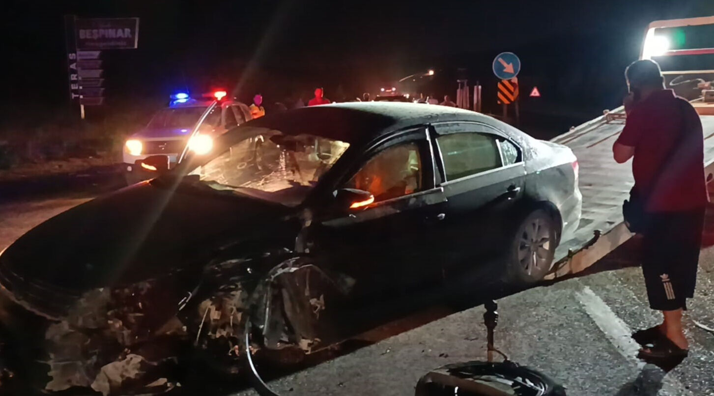 Gece yarısı korkunç kaza! İki otomobil çarpıştı, 8 kişi yaralandı - 1. Resim