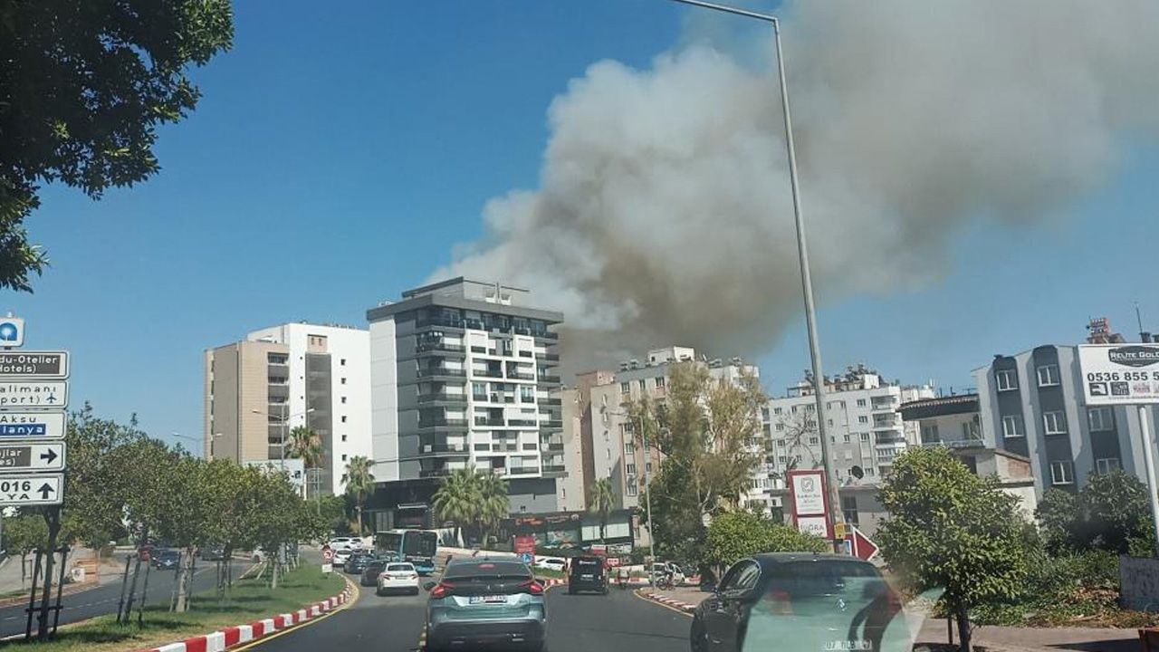 Antalya Lara'da yangın! Ekipler müdahale ediyor - Gündem