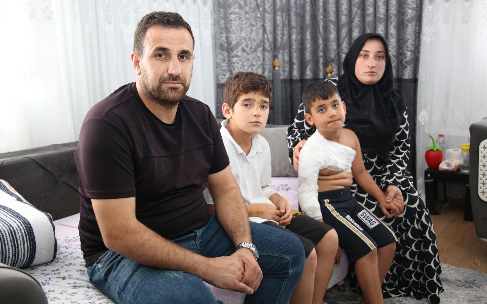 Bahçede oynarken sahipsiz köpeklerin hedefi oldular! İki kardeşi çevredekiler kurtardı - 2. Resim