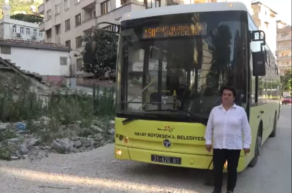 Depremin yıktığı Hatay'ın tek kadın otob&uuml;s şof&ouml;r&uuml; olan Feyruz G&uuml;l&uuml;m hayallerini yaşıyor - 3. Resim