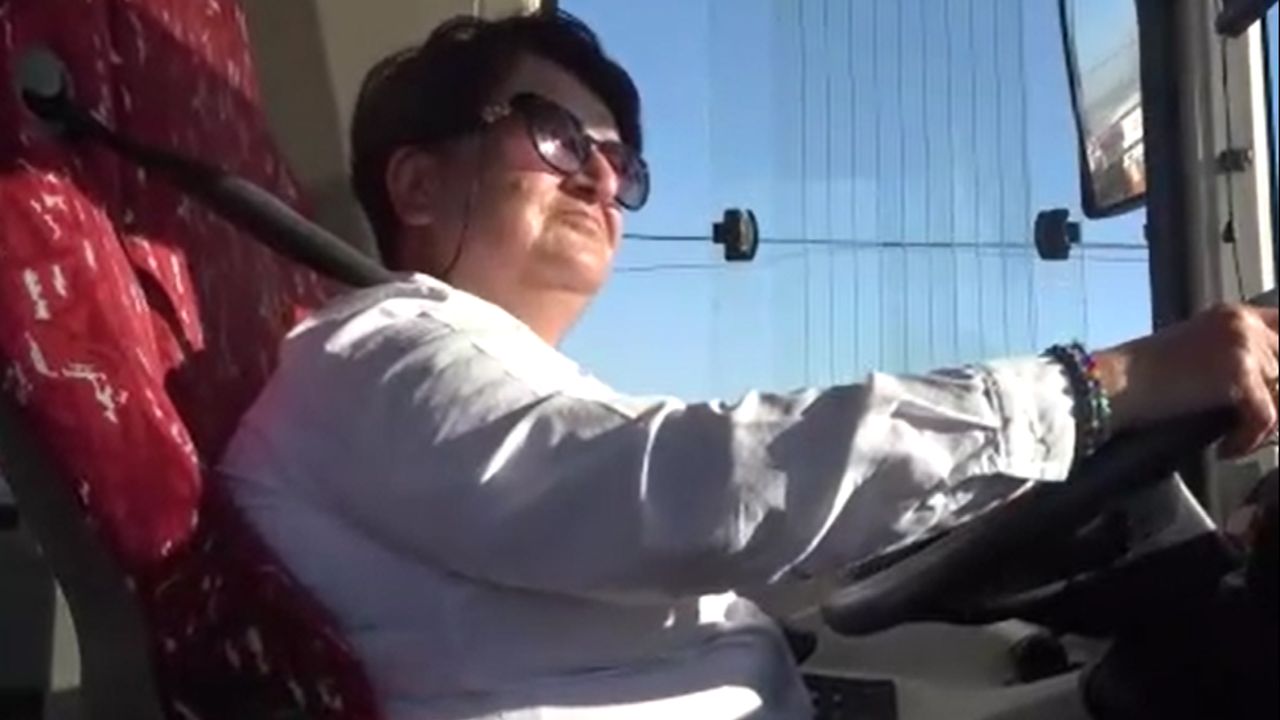 Depremin yıktığı Hatay'ın tek kadın otobüs şoförü olan Feyruz Gülüm hayallerini yaşıyor - Gündem