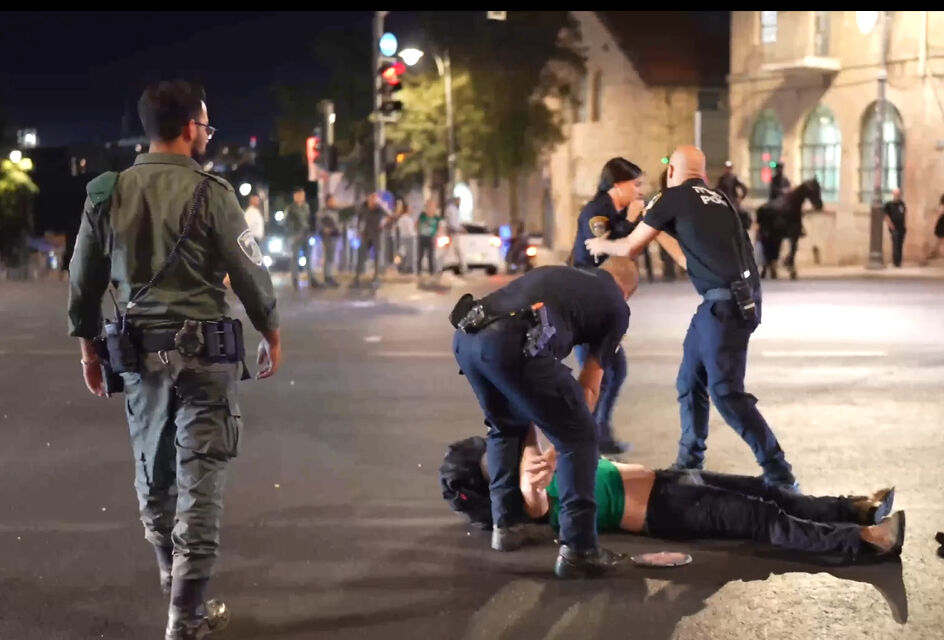 İsrail polisi Netanyahu'yu protesto eden kendi vatandaşlarını darbederek gözaltına aldı İsrail polisi Netanyahu'yu protesto eden kendi vatandaşlarını darbederek gözaltına aldı - 4. Resim