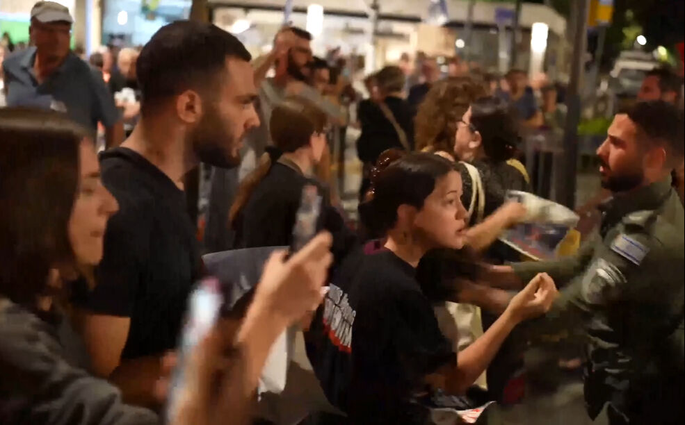 İsrail polisi Netanyahu'yu protesto eden kendi vatandaşlarını darbederek gözaltına aldı İsrail polisi Netanyahu'yu protesto eden kendi vatandaşlarını darbederek gözaltına aldı - 3. Resim