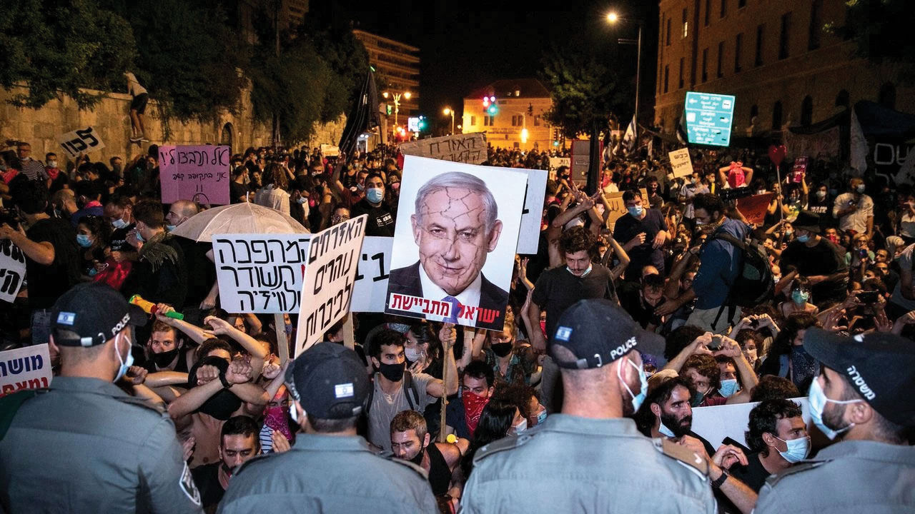İsrail polisi Netanyahu'yu protesto eden kendi vatandaşlarını darbederek gözaltına aldı İsrail polisi Netanyahu'yu protesto eden kendi vatandaşlarını darbederek gözaltına aldı - 5. Resim