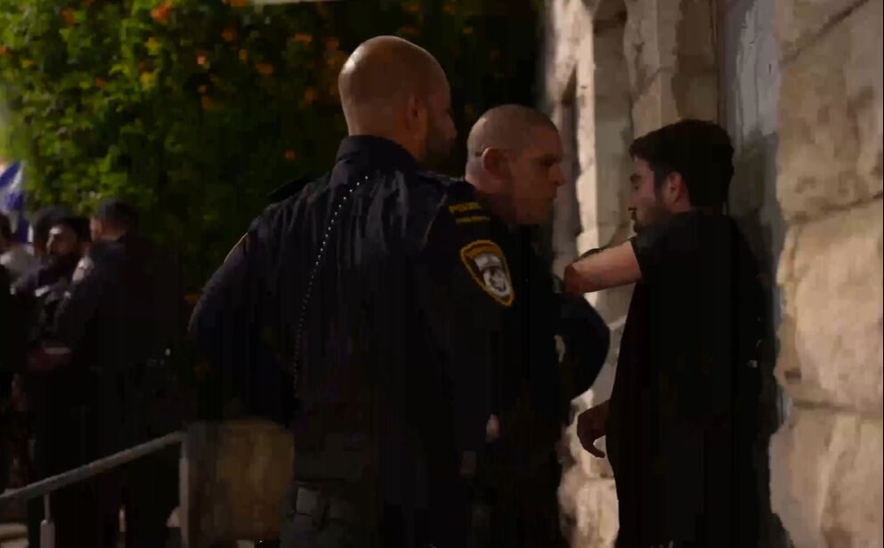 İsrail polisi Netanyahu'yu protesto eden kendi vatandaşlarını darbederek gözaltına aldı İsrail polisi Netanyahu'yu protesto eden kendi vatandaşlarını darbederek gözaltına aldı - 2. Resim