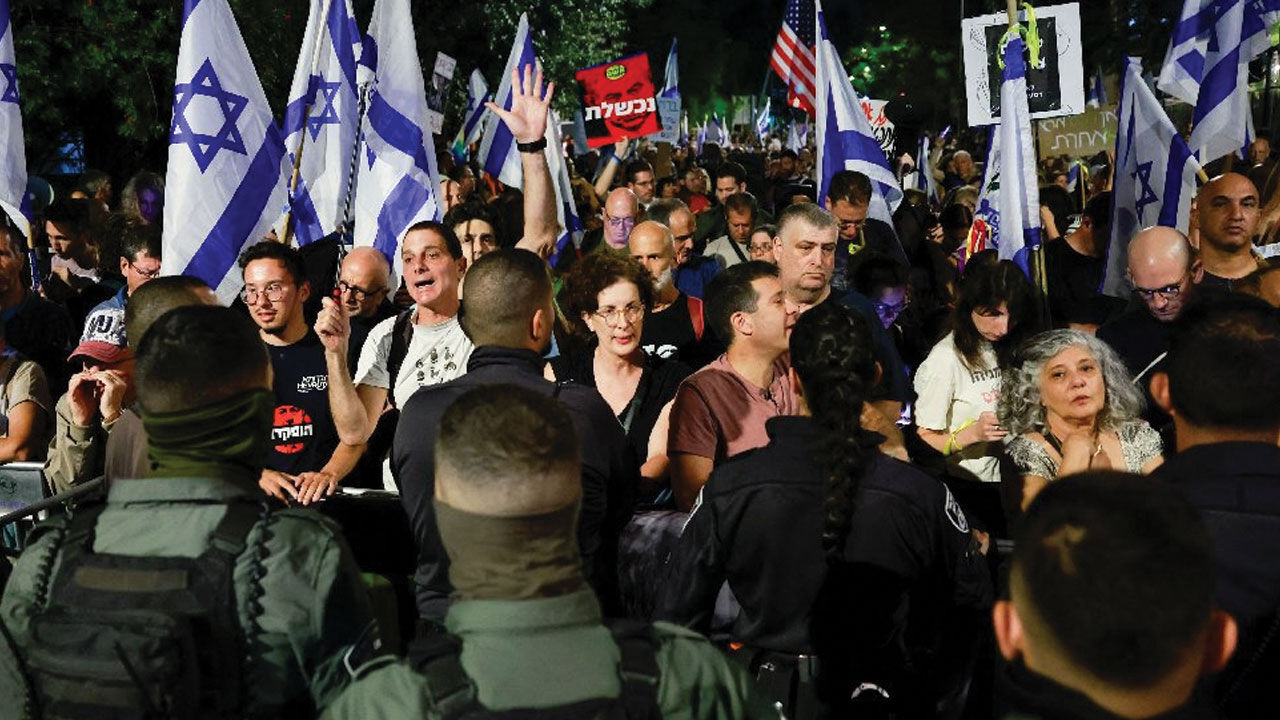 İsrail polisi Netanyahu'yu protesto eden kendi vatandaşlarını darbederek gözaltına aldı İsrail polisi Netanyahu'yu protesto eden kendi vatandaşlarını darbederek gözaltına aldı - 6. Resim