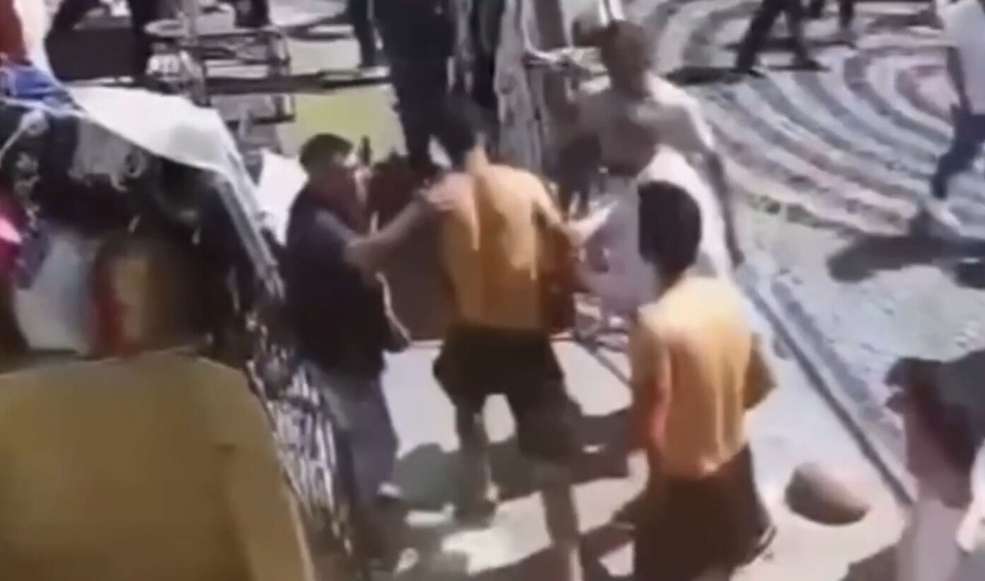 İstanbul'un göbeğinde akılalmaz olay! Sürücü bıçak çekti, işçiler sopayla hastanelik etti! - 1. Resim