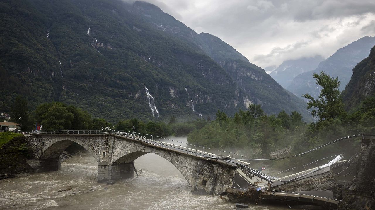 İsviçre&#039;de heyelan ve sel! Köprü yıkıldı, çok sayıda ölü ve kayıp var