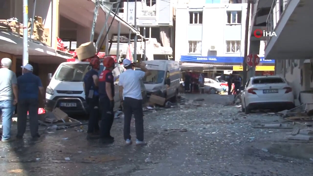 İzmir'de korkutan anlar! Bir binada doğal gaz patlaması: Ölü ve yaralılar var - 3. Resim