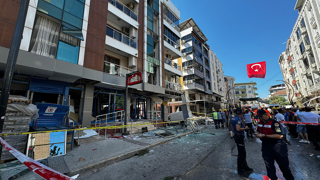 İzmir'de korkutan anlar! Şırdancıda sanayi tipi tüp patladı: Ölü ve yaralılar var - 1. Resim