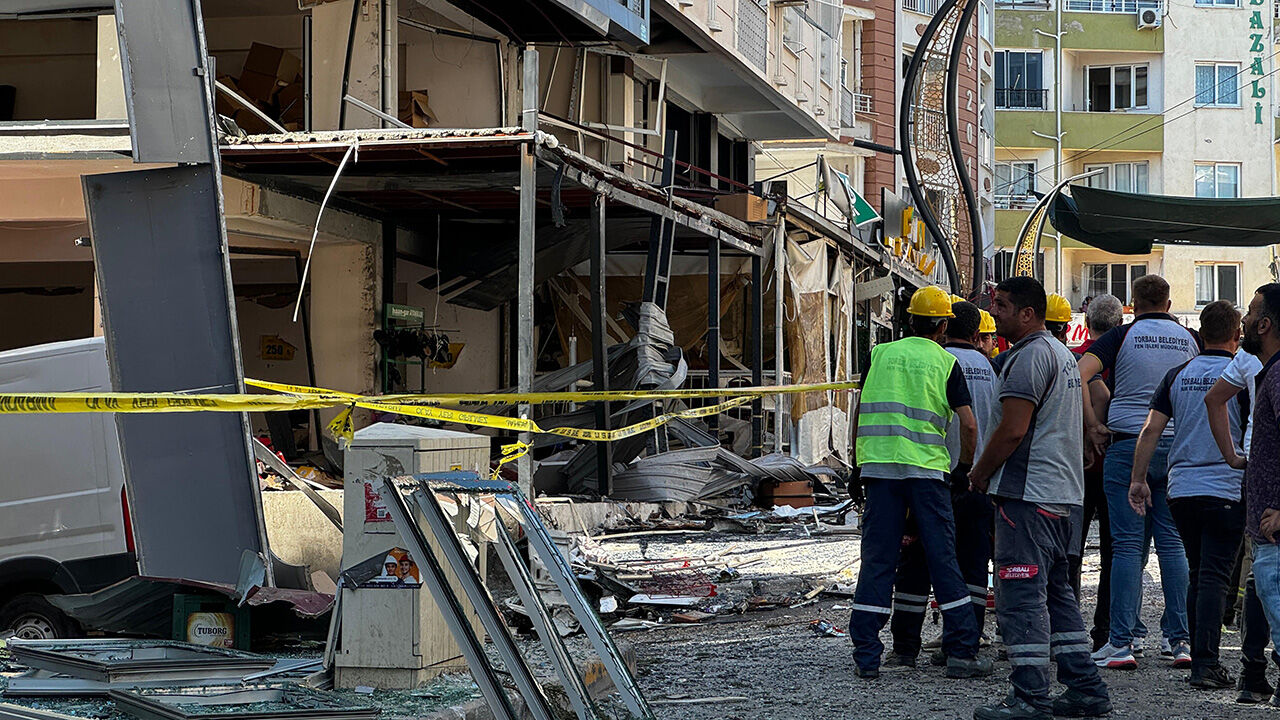 İzmir'de korkutan anlar! Şırdancıda sanayi tipi tüp patladı: Ölü ve yaralılar var - 3. Resim