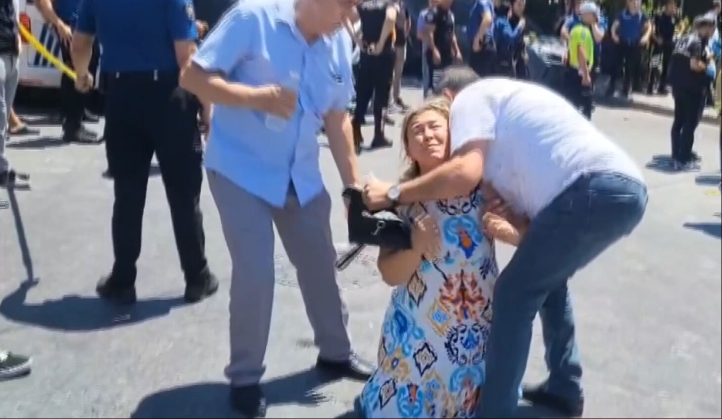 Kağıthane'de korkunç olay! Beton mikseri, gelin arabasının üzerine devrildi: 1 çocuk öldü... O anlar kamerada Kağıthane'de korkunç olay! Beton mikseri, gelin arabasının üzerine devrildi: 1 çocuk öldü... O anlar kamerada - 2. Resim